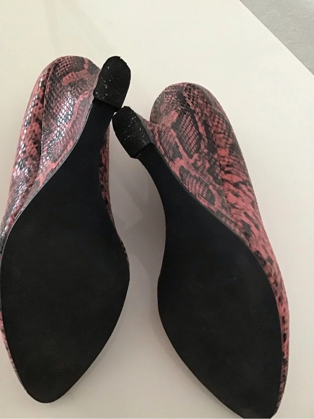 Kelsi Dagger pink snakeskin wedges 8 1/2